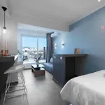 V1 Penthouse, Nilie Hospitality Mgmt アパート *
